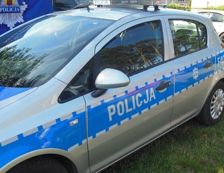 Podszywała się pod policjanta