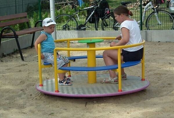 Festyn wMajkowie Dużym naotwarcie nowego placu zabaw isiłowni