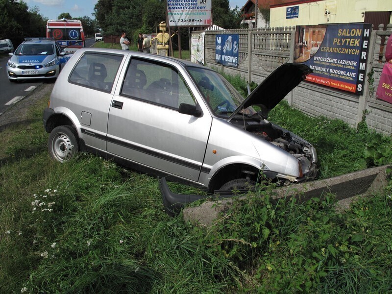 Karetka i cinquecento w rowie. Dwa wypadki w czwartkowe popołudnie