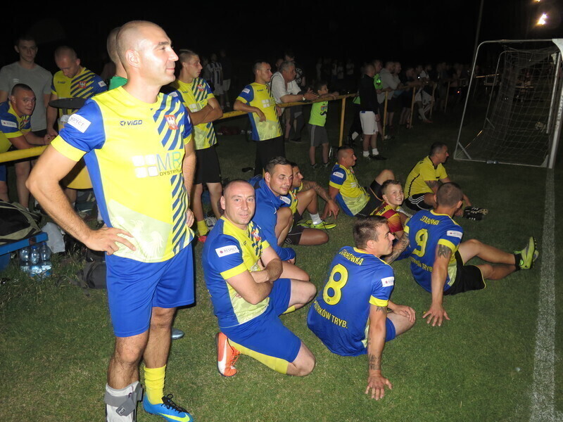 Jedni w nocy śpią a inni...grają w piłkę