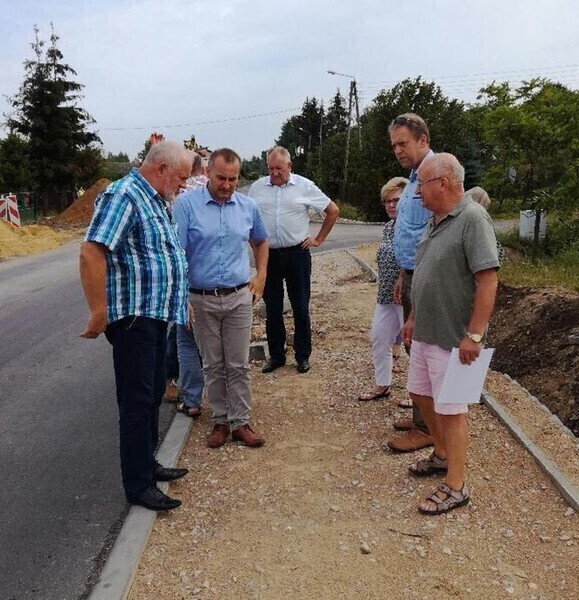 Inwestycyjny półmetek na drogach powiatowych