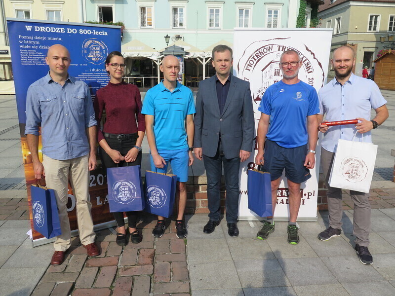 Prezydent przekazał biegaczom symboliczną pałeczkę sztafetową