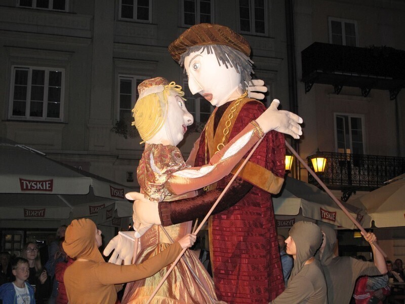 Trzymetrowa królowa Bona w Rynku Trybunalskim