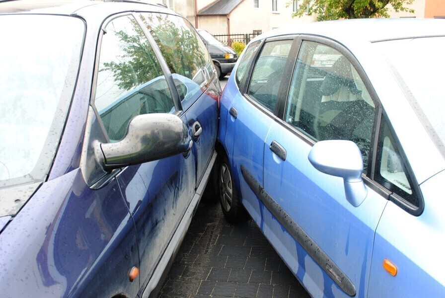 Rozbijał się mercedesem na cudzym podwórku
