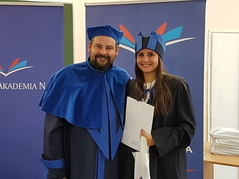 Studenci Społecznej Akademii Nauk w Bełchatowie z dyplomami