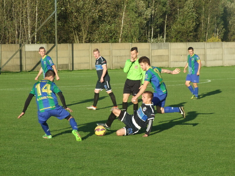 Polonia grała przy pustych trybunach Concordia zeszła z boiska wcześniej - czyli piłkarskie podsumowanie weekendu