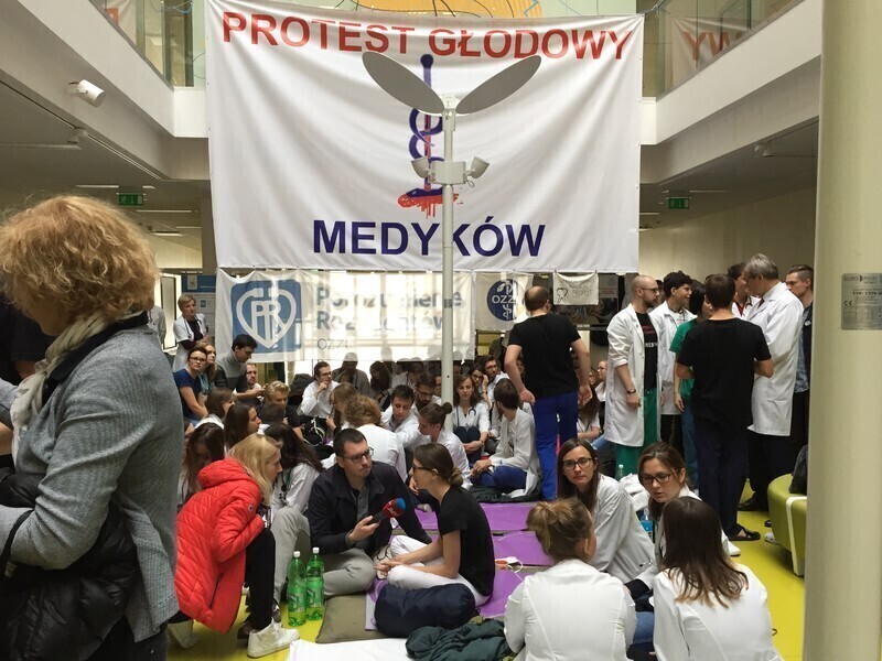 Lekarze rezydenci protestują już 9 dni