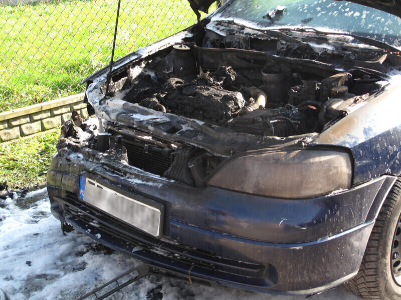 Opel spłonął na Działkowej
