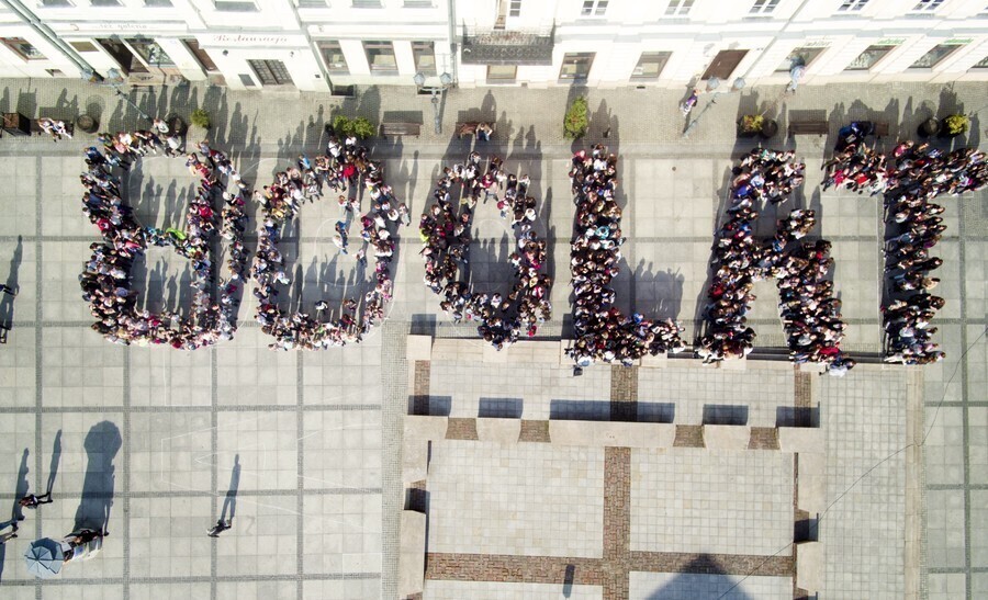 Żywy napis w Rynku Trybunalskim