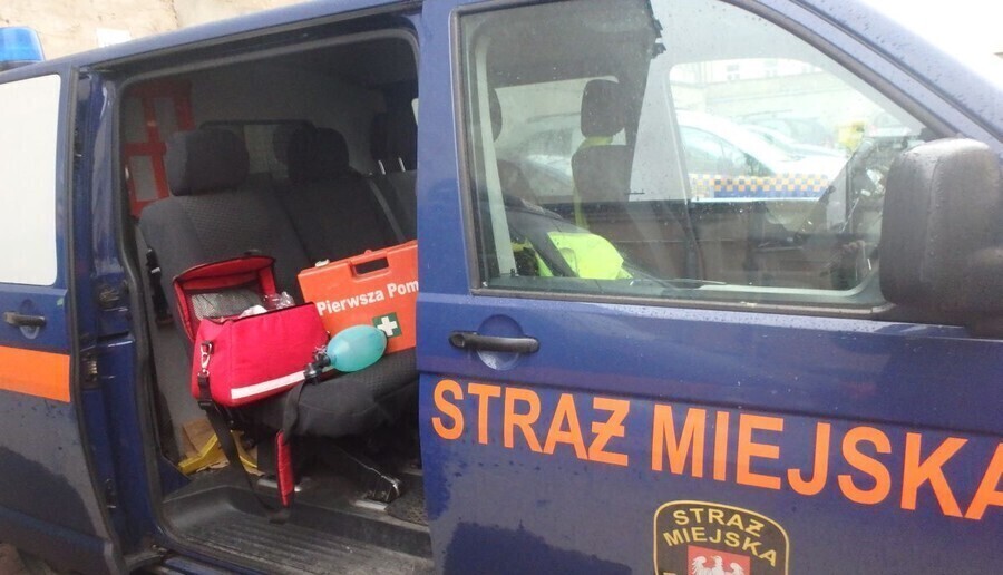 Leżał pijany pod ławką. Zareagował przechodzień