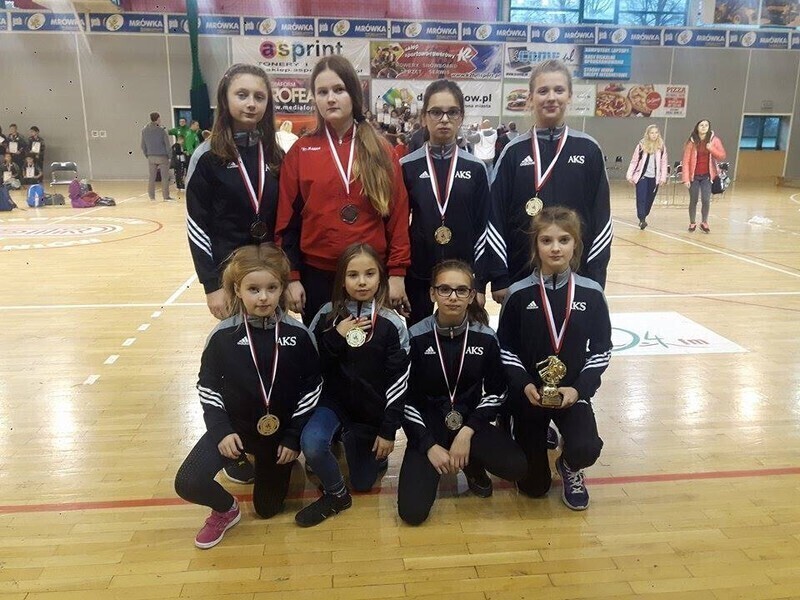 8 medali młodych zapaśniczek AKS
