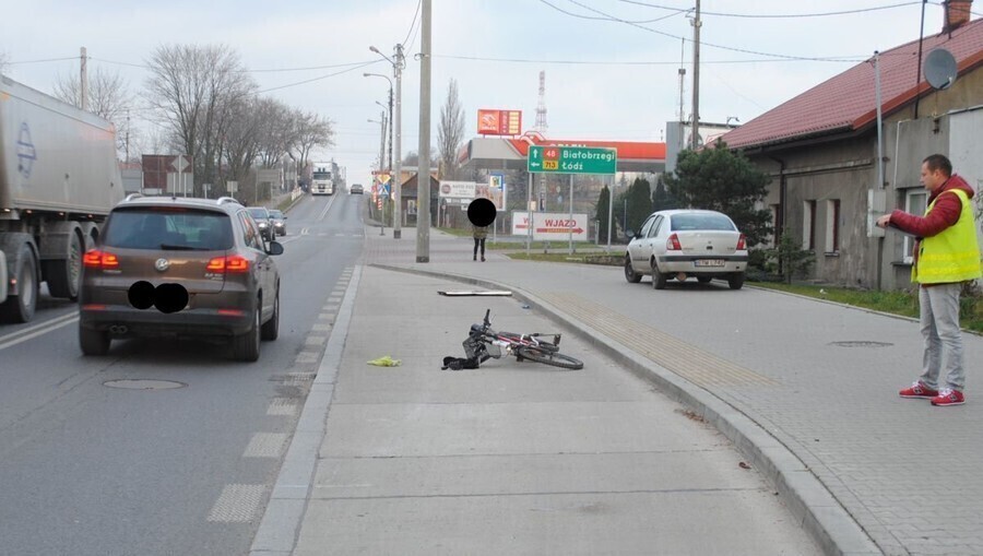 W autobusie otworzyła się pokrywa silnika. Ranna rowerzystka