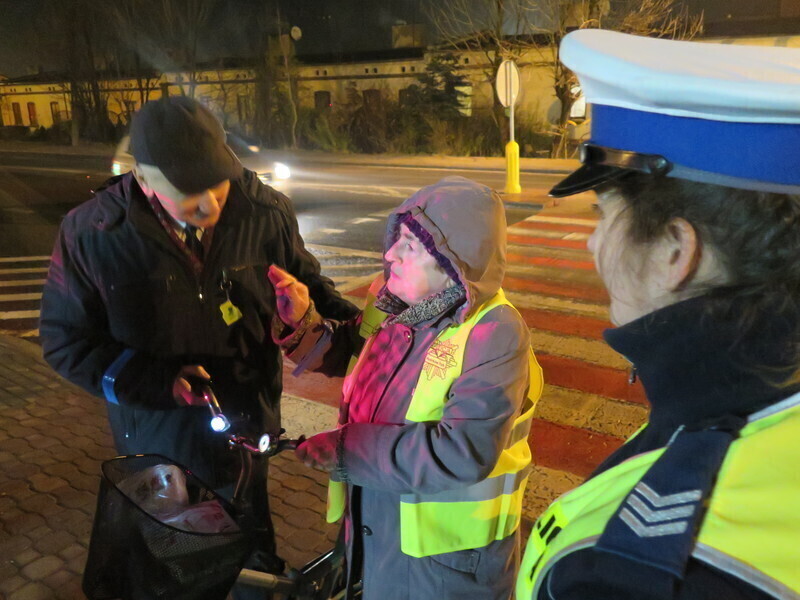 Niechronieni uczestnicy ruchu drogowego. Odblaski dla mieszkańców gminy Moszczenica