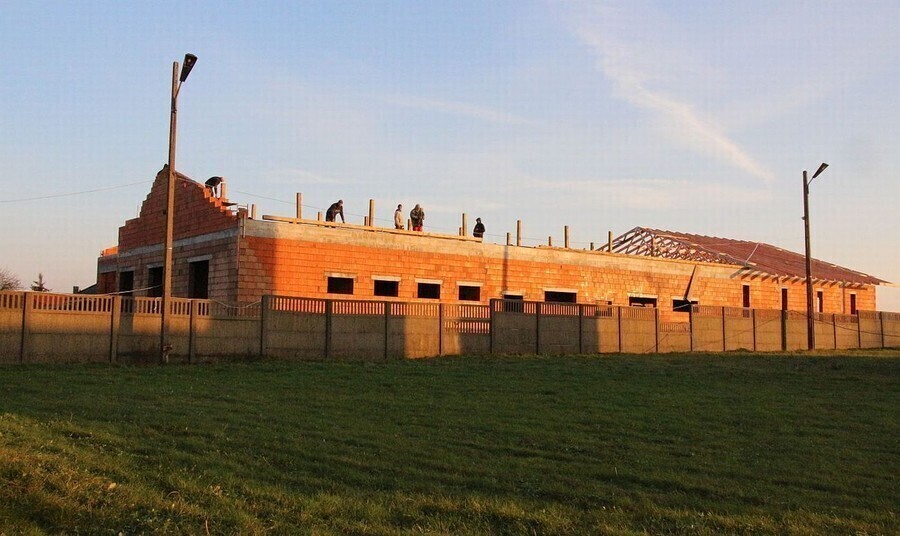 Mury Domu Ludowego w Rokszycach już stoją