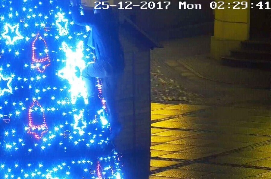 Atak na choinkę w wigilijną noc