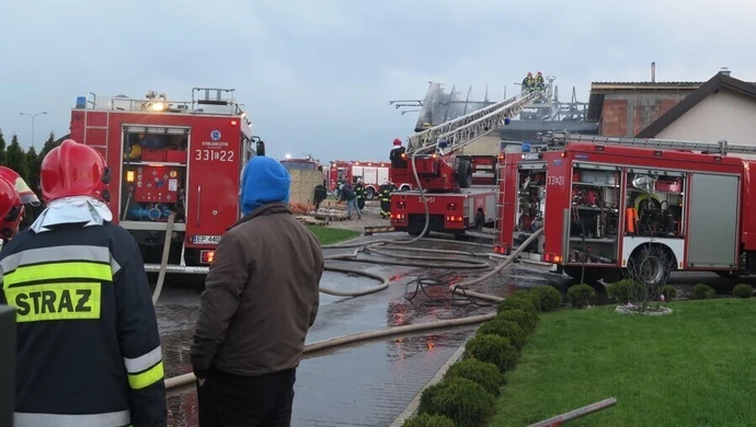 Płonęła stolarnia przy Twardosławickiej w Piotrkowie [AKTUALIZACJA]