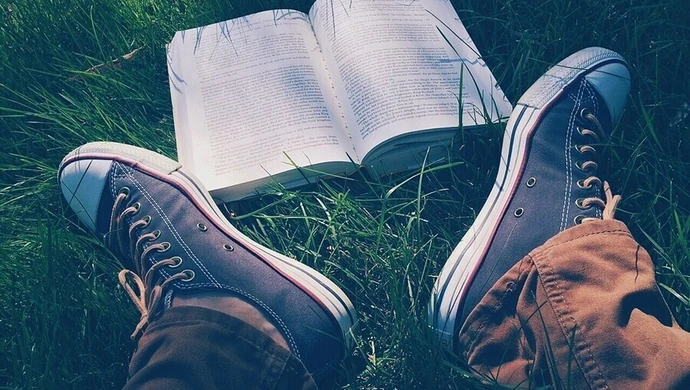 Roztańczone czytanie na trawie 