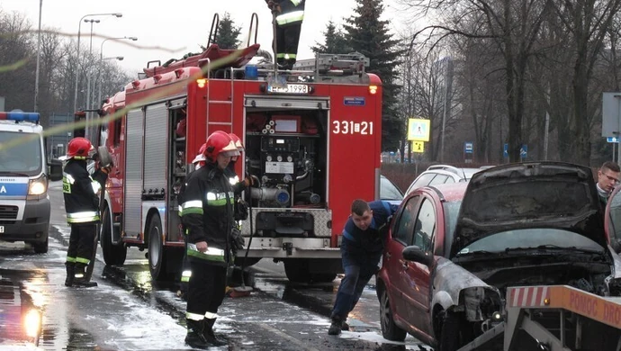 Płonący samochód na Piłsudskiego w Piotrkowie