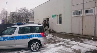 Wychłodzeni i zmarznięci. Pomogli im policjanci