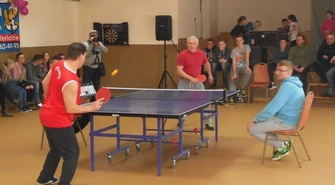 Dużo chętnych do gry w ping-ponga