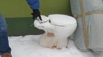 Dwa klozety, kanapa i choinka 