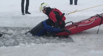 WOPR i strażacy ćwiczyli na lodzie