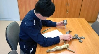 Ukradł krzyże z nagrobków