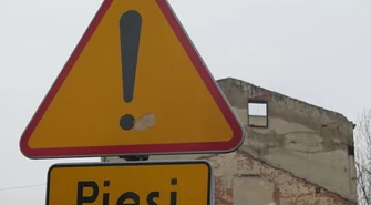 Z ruiny na Wojska Polskiego sypią się cegły