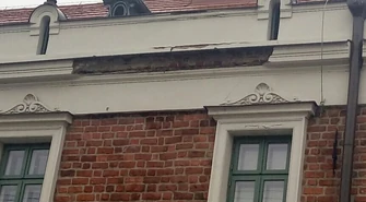 Uwaga! Z budynku klasztoru Panien Dominikanek odpadają kawałki gzymsu