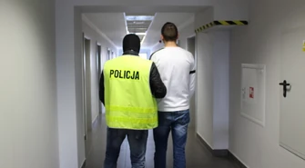 Bili butelką, kopali i grozili nożem. Są już w areszcie