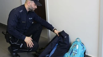 Weszła do szkoły, ukradła dzieciom kurtki i plecak