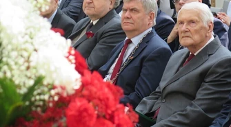 Prof. Rzepliński i marszałek Zych na sesji Sejmiku w Piotrkowie