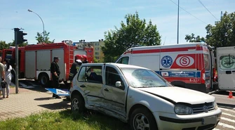 Zderzenie dwóch aut, cztery osoby przewiezione do szpitala