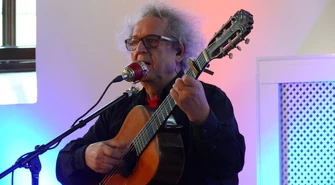 Tadeusz Woźniak zaśpiewał podczas Nocy Bibliotek w Piotrkowie