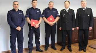 Podziękowania od strażaków dla policjanta