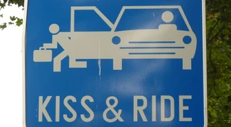 Pocałuj i jedź! Strefy powitań i pożegnań trafią także do Piotrkowa?