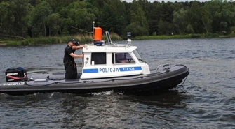 Wiatr przewrócił jacht. Pomogli policjanci 