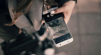 W szkołach bez telefonu