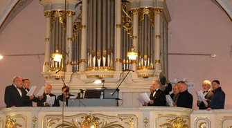 Uroczyste śpiewanie pieśni patriotycznych