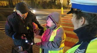 "Niechronieni uczestnicy ruchu drogowego". Odblaski dla mieszkańców gminy Moszczenica