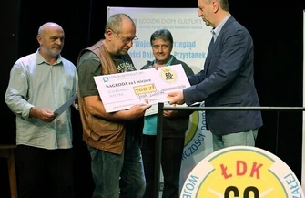 Jacek Sokalski dyrektor Łódzkiego Domu Kultury wręcza nagrodę za I miejsce w kategorii rzeźba przy udziale prof. Zbigniewa Dudka z Akademii Sztuk Pięknych w Łodzi.