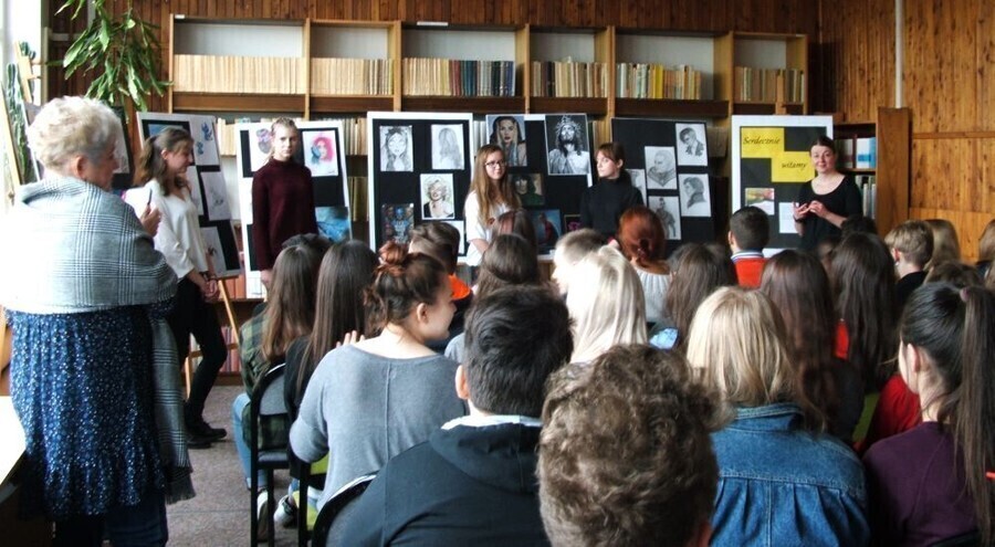 Wystawa prac graficznych uczennic z ZSP 6