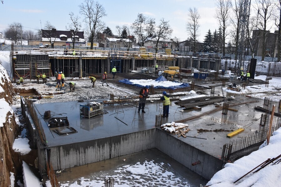 Mediateka w Piotrkowie. Budują nawet zimą