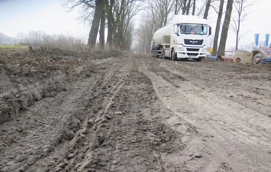 Budują kolejny magazyn zrujnowali drogę