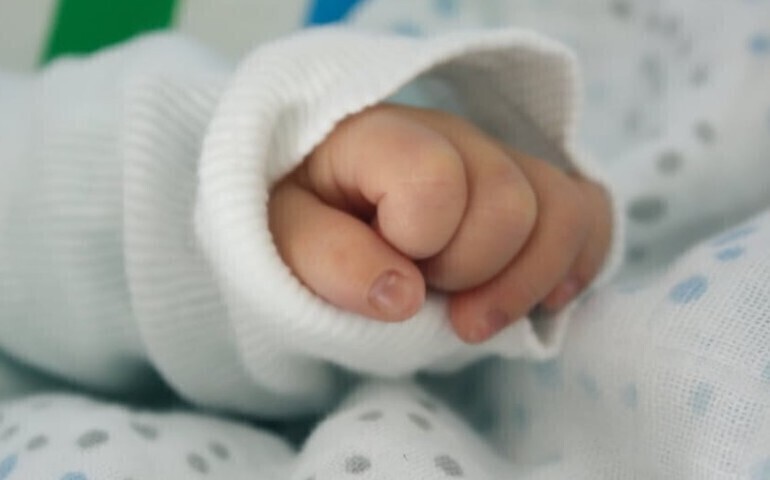 Pijana babcia upuściła niemowlaka