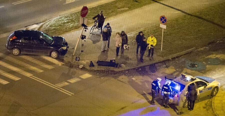 Kolizja na skrzyżowaniu przy galerii