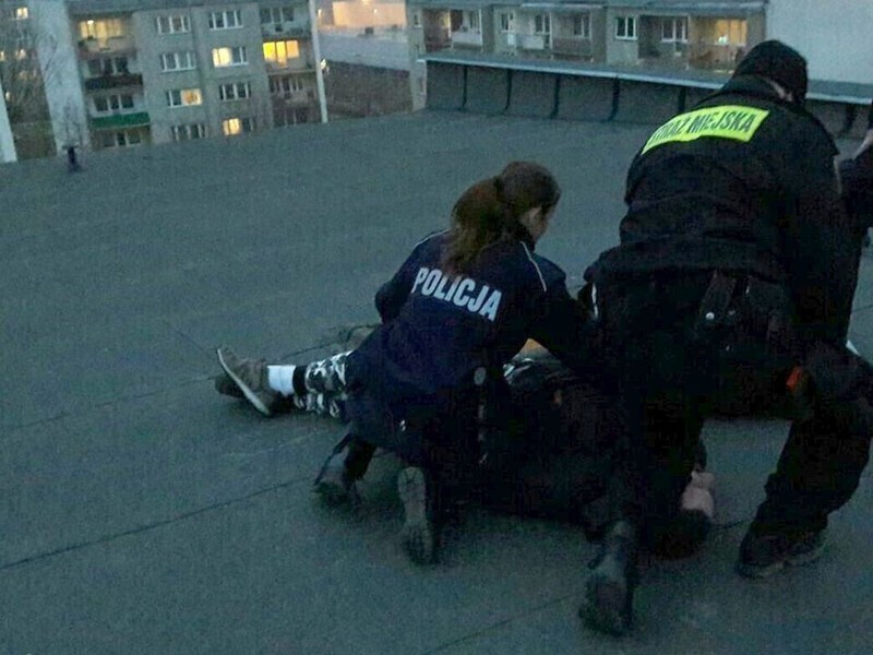 Piotrków. Groził że skoczy z dachu