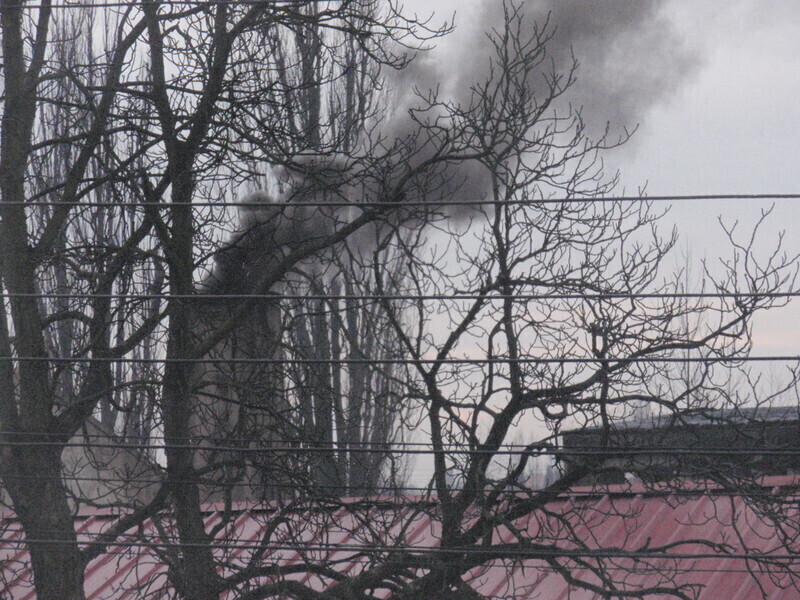 Czarne chmury nad blokami przy ulicy Próchnika w Piotrkowie