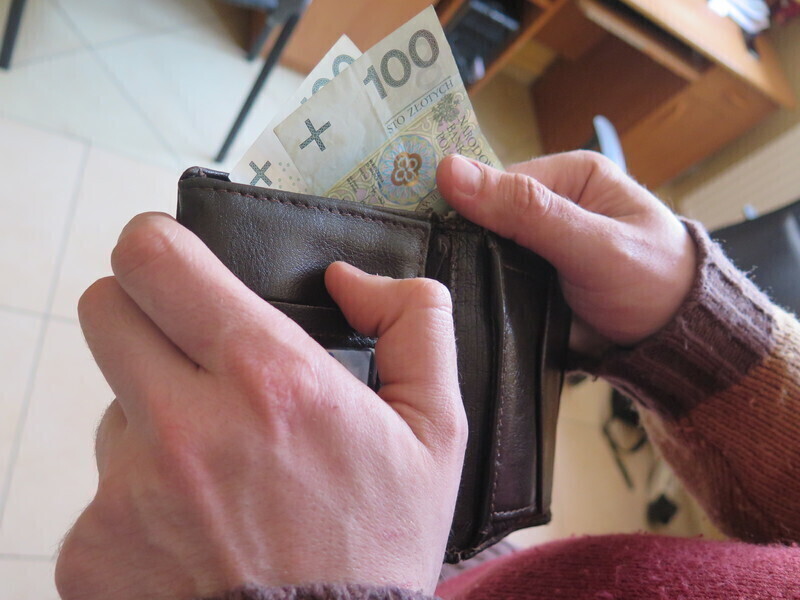 Wzięła pieniądze i... oddała znaleziony portfel