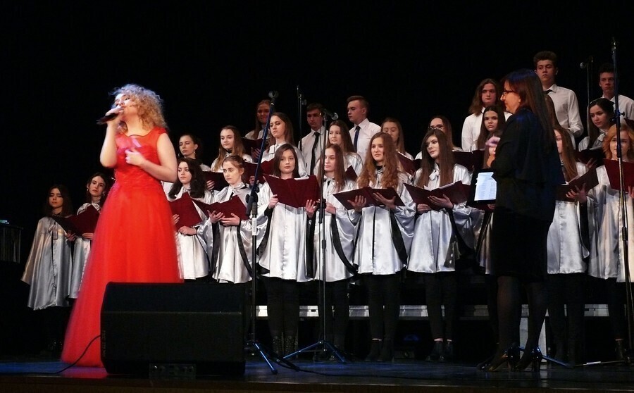 Olga Zozula i chór II LO wspólnie na scenie MOK